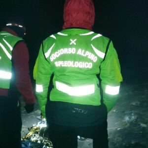 Il Soccorso Alpino Siciliano, il SAGF della GdF e un medico del 118 hanno raggiunto sul nord dell’Etna un 67enne ma ormai deceduto