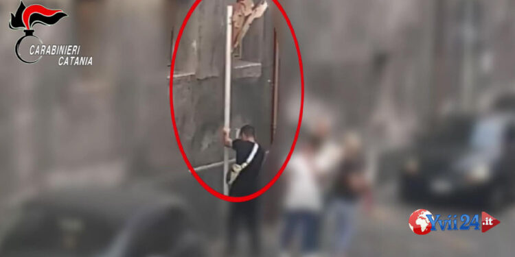 Catania. Arrestano il figlio pusher e distrugge lo specchio davanti la caserma (VIDEO)