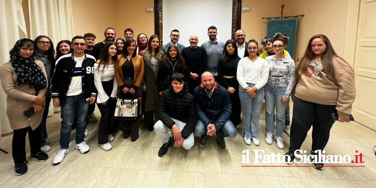 Circa 80 ragazzi di Adrano dai 14 ai 18 anni impegnati in attività culturali e sociali del territorio. A palazzo Bianchi l’inaugurazione