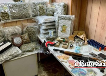 I CC di Catania Piazza Dante hanno arrestato padre (cantante) e figlio: nascondevano armi e hashish, cocaina, MDMA, ketamina, ecstasy