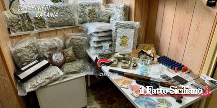 I CC di Catania Piazza Dante hanno arrestato padre (cantante) e figlio: nascondevano armi e hashish, cocaina, MDMA, ketamina, ecstasy