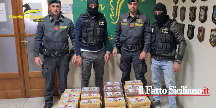 La GdF di Catania ha tratto in arresto due catanesi che a bordo di due auto trasportavano circa 45 kg di cocaina, valore € 10 mln