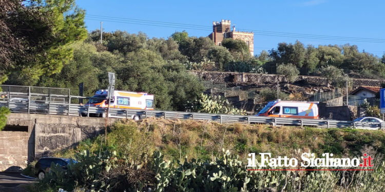 Una donna è deceduta, un'altra è stata trasportata in elisoccorso al Cannizzaro per un incidente sulla SS284 vicino allo svincolo per Paternò