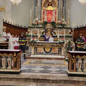 Stamani l’omaggio della locale stazione dei Vigili del Fuoco, stasera, svelata del simulacro di Santa Barbara patrona di Paternò