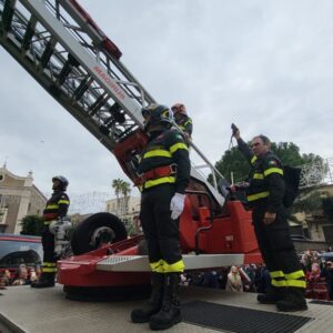 Stamani l’omaggio della locale stazione dei Vigili del Fuoco, stasera, svelata del simulacro di Santa Barbara patrona di Paternò