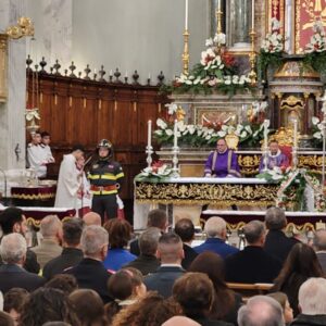Stamani l’omaggio della locale stazione dei Vigili del Fuoco, stasera, svelata del simulacro di Santa Barbara patrona di Paternò