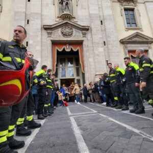 Stamani l’omaggio della locale stazione dei Vigili del Fuoco, stasera, svelata del simulacro di Santa Barbara patrona di Paternò