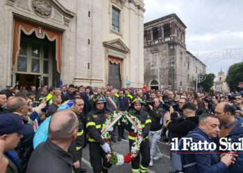 Stamani l’omaggio della locale stazione dei Vigili del Fuoco, stasera, svelata del simulacro di Santa Barbara patrona di Paternò