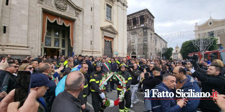 Stamani l’omaggio della locale stazione dei Vigili del Fuoco, stasera, svelata del simulacro di Santa Barbara patrona di Paternò