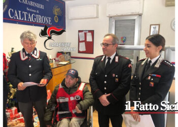 L’Associazione Nazionale CC di Caltagirone per gli auguri di Natale ha premiato un disabile con una forte passione per i Carabinieri