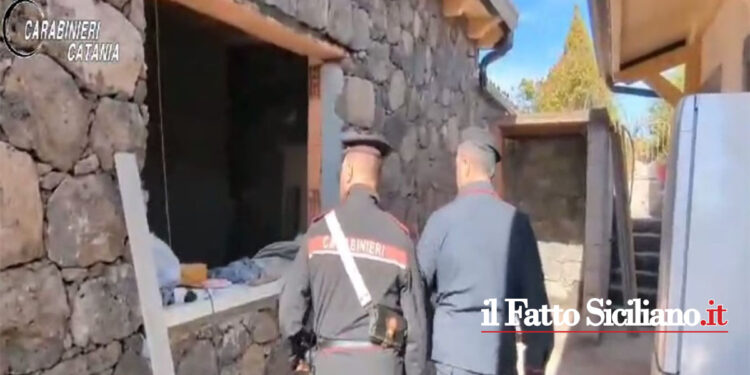 I CC di Acireale e di Viagrande hanno scoperto e sequestrato ad Aci Bonaccorsi una villetta quasi ultimata, in nero gli operai nel cantiere