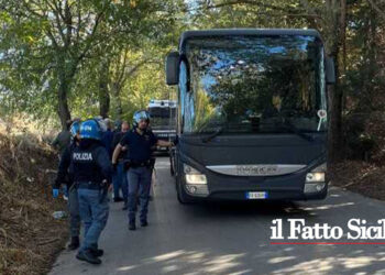 Emessi 15 fogli di via dalla Questura di Caltanissetta ad attivisti denunciati per avere bloccato il bus con a bordo stranieri irregolari