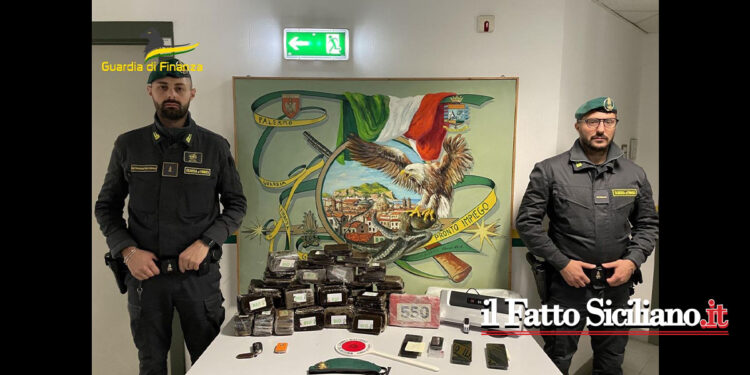 La GdF di Palermo con l’unità cinofila ha scoperto e arrestato tre soggetti che in un box detenevano quasi 30 kg tra hashish e cocaina