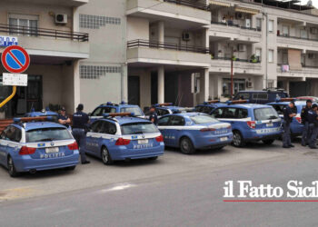 Il Commissariato di Vittoria ha denunciato due minorenni, con numerosi precedenti, per spaccio e trovandoli con dei tirapugni