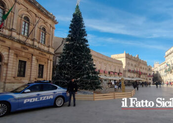 Rimpatriato tunisino dalla Digos di Siracusa per esposizione della bandiera dell’Isis, era in libertà vigilata per maltrattamenti alla moglie