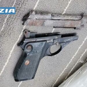 Arrestato 43enne dalla Polizia di Stato di Messina che in casa in un pozzetto teneva 15kg di cocaina, pistole, mitraglietta e munizioni