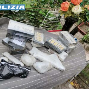 Arrestato 43enne dalla Polizia di Stato di Messina che in casa in un pozzetto teneva 15kg di cocaina, pistole, mitraglietta e munizioni