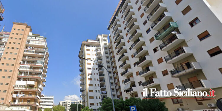 Padre e figlio, 38 e 4 anni, sono precipitati dal sesto piano di un palazzo a Palermo. Il padre è morto il bambino non avrebbe gravi lesioni