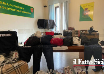 La GdF di Siracusa ha sequestrato oltre 500 capi di abbigliamento contraffatti e denunciato 2 imprenditori mentre li pubblicizzavano in diretta