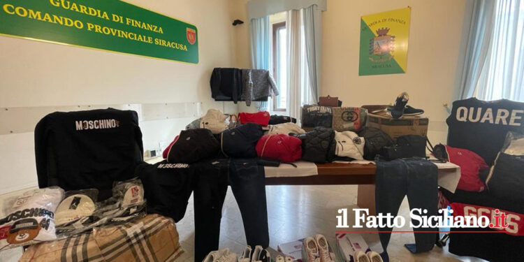 La GdF di Siracusa ha sequestrato oltre 500 capi di abbigliamento contraffatti e denunciato 2 imprenditori mentre li pubblicizzavano in diretta