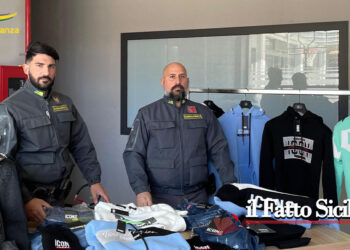 La GdF di Catania (VIDEO) ha denunciato due imprenditori e sequestrato oltre 1200 capi di abbigliamento e accessori, contraffatti