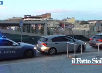 Il Commissariato di Gela (VIDEO) ha eseguito un’ordinanza di custodia in carcere nei confronti di 11 indagati per spaccio nel periodo Covid