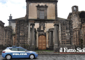 I poliziotti del Commissariato di Adrano hanno salvato un 74enne che tentava di lanciarsi nel vuoto. Un agente ha rischiato per salvarlo