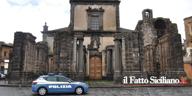 I poliziotti del Commissariato di Adrano hanno salvato un 74enne che tentava di lanciarsi nel vuoto. Un agente ha rischiato per salvarlo