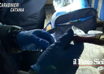 I CC di Catania hanno arrestato un 46enne con precedenti che faceva la spola tra i bar e i chioschi per vendere la droga