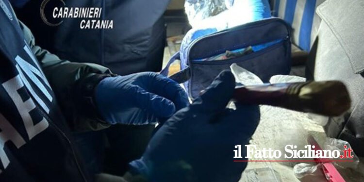 I CC di Catania hanno arrestato un 46enne con precedenti che faceva la spola tra i bar e i chioschi per vendere la droga