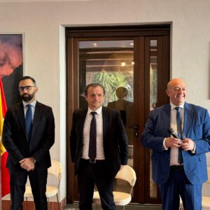 Ieri, prima il sindaco di Sant'Agata Li Battiati Marco Rubino e poi due consiglieri di Fiumefreddo Claudio Fiume e Maria Catena Nocella