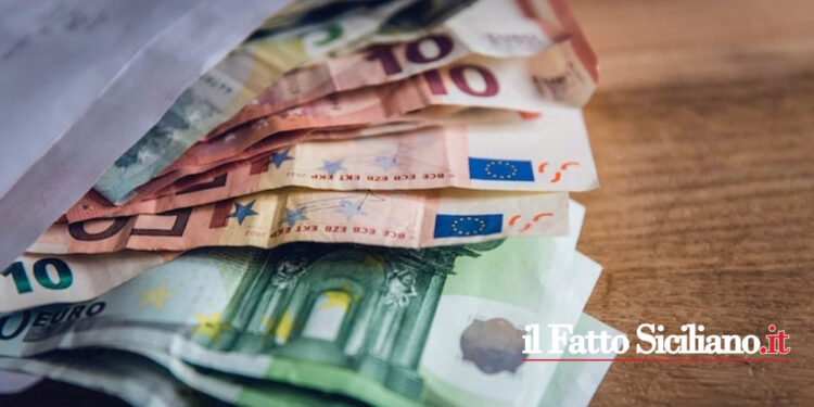È stato approvato il CCNL scuola che introduce diverse novità per compensi, indennità, congedi e mobilità, interessando 1,2 mln di dipendenti