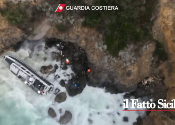 Il giorno prima dell'Epifania un natante da diporto era finito sugli scogli a causa del maltempo, salvati dalla Guardia Costiera i due occupanti