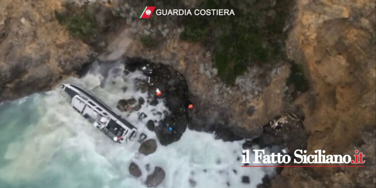 Il giorno prima dell'Epifania un natante da diporto era finito sugli scogli a causa del maltempo, salvati dalla Guardia Costiera i due occupanti