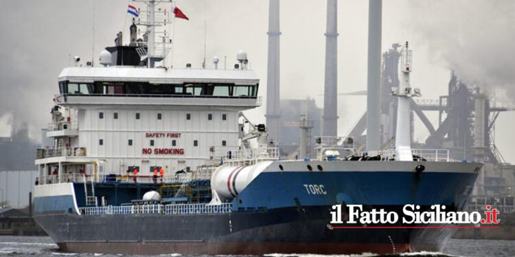 Una caldaia sarebbe esplosa all’interno di una nave partita da Catania e diretta a Genova e avrebbe causato la morte di un ufficiale