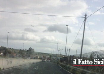 Un giovane è morto ed un altro è stato trasportato d’urgenza in ospedale per un incidente autonomo stanotte tra Belpasso e Piano Tavola