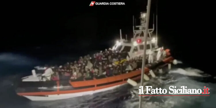 Nel 2023, secondo il Viminale, l'aumento degli arrivi si è attestato su un +50%. L’hotspot di Lampedusa ha già quasi 1000 ospiti