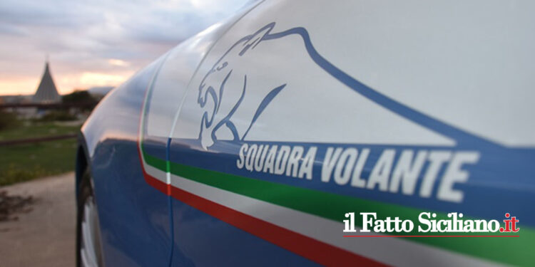 La Polizia di Stato di Siracusa ha arrestato due giovani 20enni che in una via della città spacciavano cocaina e crack