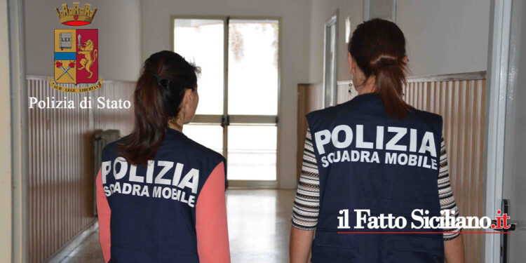 La Squadra Mobile di Ragusa gli ha notificato il divieto di avvicinamento alla convivente e applicato il dispositivo elettronico