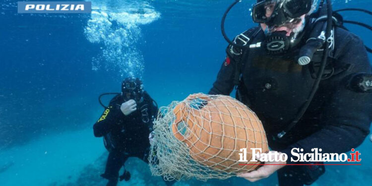 I sommozzatori della Polizia di Stato della Questura di Palermo hanno recuperato nelle acque di Mondello un’anfora di rilevanza archeologica