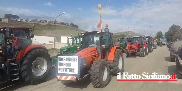Gli agricoltori siciliani protestano in cortei con i propri trattori per significare il gravoso malessere della categoria