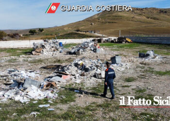 La Guardia Costiera di Gela ha colto in flagrante personale di società del trasporto rifiuti speciali che li accatastava per bruciarli