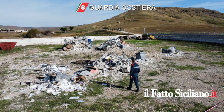 La Guardia Costiera di Gela ha colto in flagrante personale di società del trasporto rifiuti speciali che li accatastava per bruciarli
