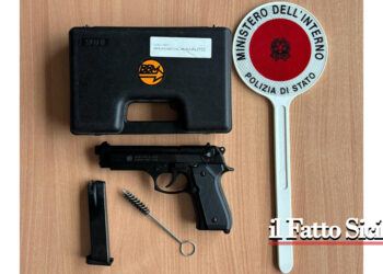 La Squadra mobile di Siracusa ha denunciato due coniugi che hanno pubblicato un selfie con lei che impugnava una pistola