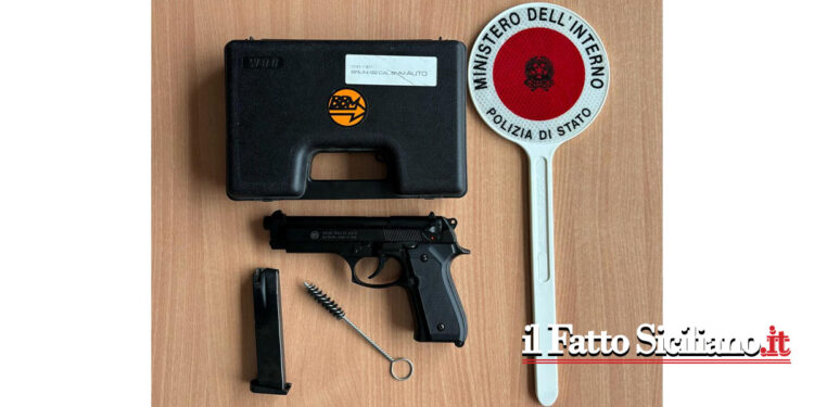 La Squadra mobile di Siracusa ha denunciato due coniugi che hanno pubblicato un selfie con lei che impugnava una pistola