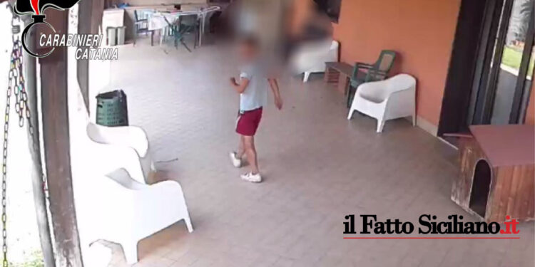 Prov. Catania. Lei dorme ed il ladro arraffa i gioielli