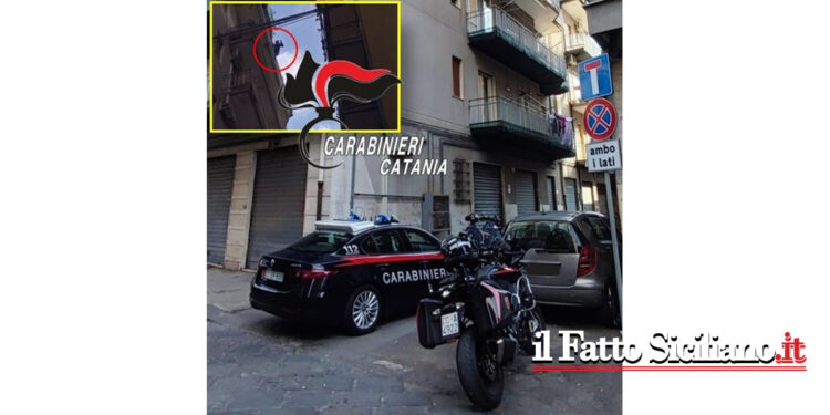 I Carabinieri del Nucleo Radiomobile di Catania hanno salvato un 64enne che minacciava di buttarsi dal balcone di casa