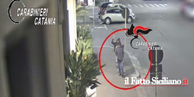 I CC di Catania Piazza Dante hanno arrestato un 39enne bengalese pregiudicato che aveva rapinato a calci e pugni un 82enne