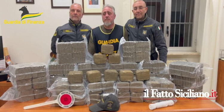 Arrestato dalla GdF di Villa San Giovanni 46enne della prov. di Roma con 125 kg di hashish diretto in Sicilia: € valore 1 mln