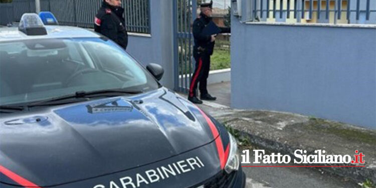 Prov. Catania. Minacciava con coltello la madre e i fratelli